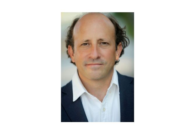 The Therapist Who Wrote ‘Dude, Where’s My Car?’ Helps Screenwriters Find Joy In Their Work Again