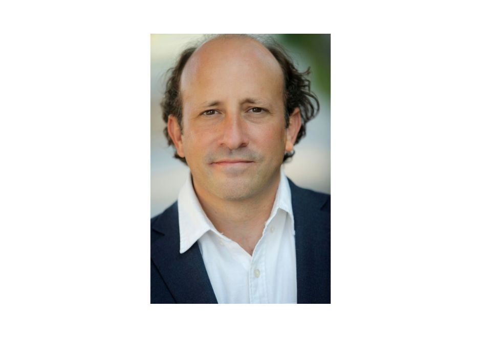 The Therapist Who Wrote ‘Dude, Where’s My Car?’ Helps Screenwriters Find Joy In Their Work Again