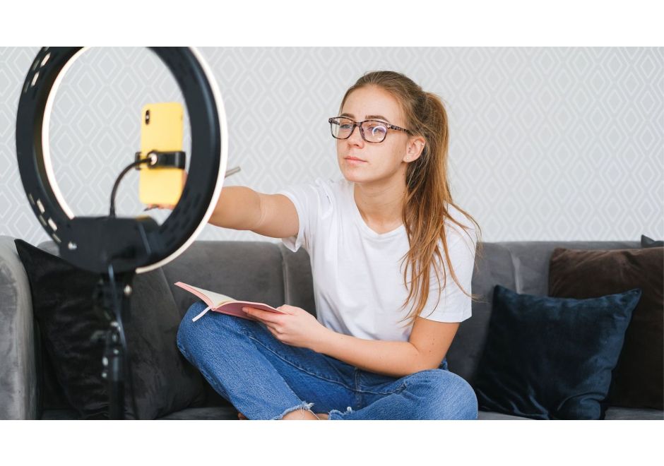 Adapting to Online Trends: Writing Content for TikTok and Shorts